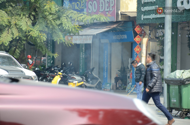 Giật mình thon thót với những cảnh đốt vàng mã ngay xe máy, trụ điện của người dân Thủ đô